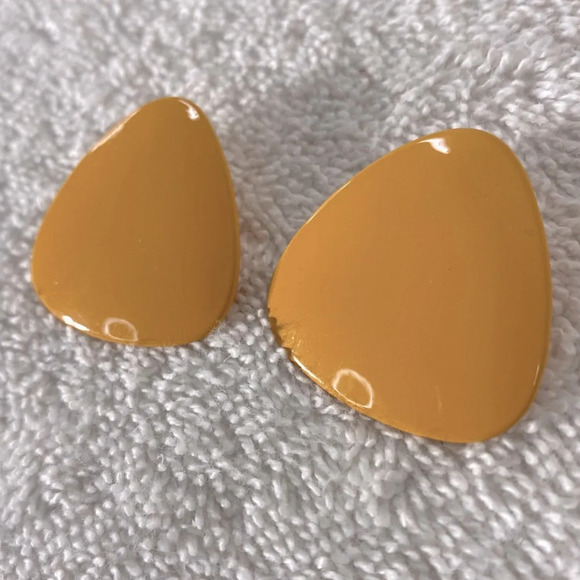 Vintage  Yellow Painted Metal Rounded Triangle Clip On Earrings - Picture 5 of 6